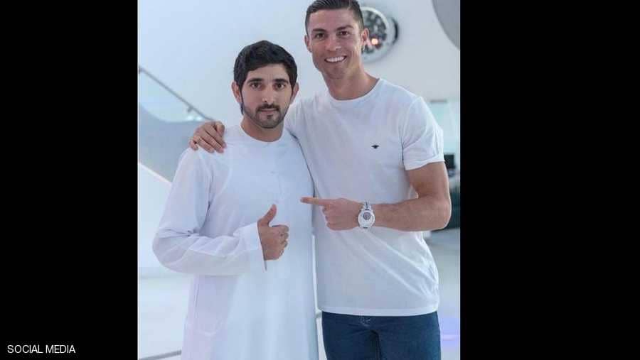 كريستيانو رونالدو مع ولي عهد دبي الشيخ حمدان في صورة سيلفي .. وهذا سبب لقائهما!